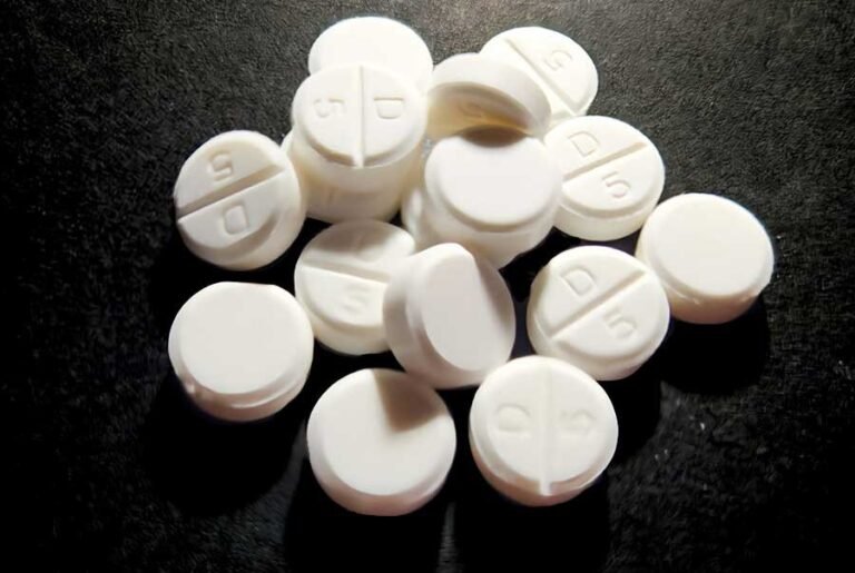 Deksamfetamin er et sentralstimulerende legemiddel som kan brukes som en del av behandlingen av ADHD (Attention Deficit Hyperactivity Disorder) hos bestemte pasientgrupper. Et kjent preparat som inneholder deksamfetamin, er Attentin. ADHD kan påvirke konsentrasjon, oppmerksomhet, impulskontroll og aktivitetsnivå. For noen mennesker kan symptomene føre til utfordringer i skole, høyere utdanning, arbeidsliv og privatliv. Når lege vurderer at legemiddelbehandling er nødvendig, kan sentralstimulerende legemidler som deksamfetamin være ett av behandlingsalternativene. Denne artikkelen forklarer hva deksamfetamin er, hvordan det virker, hva Attentin brukes til, vanlige bivirkninger, mulige risikoer og hvorfor medisinsk oppfølging er viktig. Hva er deksamfetamin? Deksamfetamin er et virkestoff som påvirker sentralnervesystemet. Det tilhører gruppen sentralstimulerende legemidler og påvirker blant annet signalstoffene dopamin og noradrenalin i hjernen. Disse signalstoffene er involvert i flere viktige funksjoner, blant annet: oppmerksomhet konsentrasjon motivasjon impulskontroll våkenhet arbeidsminne aktivitetsregulering Hos personer med ADHD kan påvirkning av disse systemene bidra til bedre regulering av oppmerksomhet og impulser. Effekten er individuell. Noen personer kan oppleve tydelig forbedring, mens andre kan få mindre effekt eller oppleve bivirkninger som gjør at behandlingen må vurderes på nytt. Hva er Attentin? Attentin er et reseptbelagt legemiddel som inneholder deksamfetamin. Det kan brukes i behandlingen av ADHD når lege vurderer at det er medisinsk hensiktsmessig. Attentin skal brukes under medisinsk oppfølging. Fordi deksamfetamin er et sentralstimulerende stoff med potensial for misbruk og avhengighet, er det viktig at behandlingen brukes nøyaktig slik den er forskrevet. Det er ikke trygt å bruke Attentin som er skrevet ut til en annen person. Hvordan virker deksamfetamin? Deksamfetamin påvirker sentralnervesystemet og øker aktiviteten til bestemte signalstoffsystemer. To viktige signalstoffer er: Dopamin: Har betydning for blant annet motivasjon, oppmerksomhet, læring og belønning. Noradrenalin: Er involvert i blant annet oppmerksomhet, våkenhet og regulering av respons på stimuli. Ved ADHD kan påvirkning av disse systemene bidra til bedre kontroll over oppmerksomhet og impulser. Det er likevel viktig å forstå at deksamfetamin ikke fungerer som en generell «konsentrasjonsmedisin» for alle. Det er et legemiddel som skal brukes etter medisinsk vurdering. Deksamfetamin og ADHD ADHD kan ha mange forskjellige symptomer. Noen personer har hovedsakelig utfordringer med oppmerksomhet, mens andre opplever mer hyperaktivitet og impulsivitet. Mange har symptomer fra begge områdene. Eksempler på ADHD-relaterte utfordringer kan være: vanskeligheter med å holde fokus lett distraksjon problemer med organisering impulsive beslutninger rastløshet vanskeligheter med å fullføre oppgaver problemer med tidsstyring glemsomhet Målet med behandling er å redusere symptomene og forbedre funksjonen i hverdagen. Når brukes Attentin? Attentin kan inngå i ADHD-behandling når lege vurderer at det er riktig for pasienten. Valg av ADHD-legemiddel er individuelt. Legen kan blant annet vurdere: pasientens symptomer alder tidligere behandling respons på andre ADHD-medisiner bivirkninger blodtrykk og puls søvn appetitt og vekt andre medisinske tilstander andre legemidler Det finnes derfor ingen universell regel om at deksamfetamin er det beste alternativet for alle med ADHD. Deksamfetamin sammenlignet med metylfenidat Et vanlig spørsmål er forskjellen mellom deksamfetamin og metylfenidat. Begge er sentralstimulerende legemidler, men de har forskjellige virkestoffer og farmakologiske egenskaper. Egenskap Deksamfetamin Metylfenidat Eksempel på preparat Attentin Ritalin Legemiddelgruppe Sentralstimulerende Sentralstimulerende Viktige signalstoffer Dopamin og noradrenalin Dopamin og noradrenalin Individuell respons Varierer Varierer Noen personer responderer bedre på metylfenidat, mens andre kan ha bedre respons på et amfetaminbasert legemiddel. Det er derfor legen som bør avgjøre hvilket alternativ som er mest hensiktsmessig. Vanlige bivirkninger av deksamfetamin Alle legemidler kan gi bivirkninger. Mulige bivirkninger ved behandling med deksamfetamin inkluderer blant annet: redusert appetitt vekttap søvnvansker hodepine magesmerter kvalme tørr munn nervøsitet uro økt hjertefrekvens blodtrykksøkning Bivirkningene kan variere i alvorlighetsgrad. Hvis symptomene er sterke, vedvarer over tid eller påvirker dagliglivet, bør pasienten kontakte lege. Deksamfetamin og appetitt Redusert appetitt er en kjent mulig bivirkning av sentralstimulerende ADHD-legemidler. Dette er spesielt relevant for barn og ungdom, hvor vekst og utvikling bør følges regelmessig. Helsepersonell kan derfor følge med på: vekt høyde appetitt generell utvikling Foreldre bør informere lege dersom barnet spiser betydelig mindre enn normalt eller får uventede endringer i vekt. Deksamfetamin og søvn Søvnvansker kan forekomme under behandling med sentralstimulerende legemidler. Personer med ADHD kan allerede ha søvnproblemer, og dårlig søvn kan igjen påvirke konsentrasjon og humør. Det er derfor viktig å informere legen dersom behandlingen fører til: vanskeligheter med å sovne betydelig kortere søvn endret søvnmønster tretthet på dagtid Legen kan vurdere situasjonen og avgjøre om behandlingen bør justeres. Deksamfetamin og hjertehelse Sentralstimulerende legemidler kan påvirke puls og blodtrykk. Før og under behandlingen kan legen derfor kontrollere: blodtrykk puls generell helsetilstand relevant medisinsk historie Personer med kjent hjerte- eller karsykdom bør informere legen om dette. Ved alvorlige symptomer som brystsmerter, besvimelse eller alvorlige pustevansker bør man søke rask medisinsk hjelp. Deksamfetamin og psykiske bivirkninger Deksamfetamin påvirker sentralnervesystemet og kan hos enkelte påvirke psykisk helse. Pasienten bør informere legen dersom det oppstår markante endringer i: humør atferd angst irritabilitet tanker oppfatning av virkeligheten Alvorlige psykiske symptomer krever rask medisinsk vurdering. Personer som allerede har psykiske helseutfordringer bør diskutere dette med lege før behandling. Har deksamfetamin risiko for avhengighet? Ja. Deksamfetamin er et sentralstimulerende stoff som har potensial for misbruk og avhengighet. Dette er en viktig grunn til at legemidlet er reseptbelagt og skal brukes under medisinsk oppfølging. Risikoen kan øke dersom legemidlet: brukes i større mengder enn foreskrevet brukes uten medisinsk indikasjon brukes av personer som ikke har resept kombineres med andre rusmidler brukes på andre måter enn foreskrevet Legemidlet bør derfor aldri deles med andre. Attentin og studenter Studenter kan oppleve betydelige konsentrasjonsutfordringer dersom de har ADHD. Når Attentin er forskrevet som en del av ADHD-behandlingen, kan det bidra til symptomkontroll hos personer som responderer på behandlingen. Det er imidlertid viktig å skille mellom medisinsk behandling og bruk av sentralstimulerende legemidler som et middel for å forbedre studieprestasjoner hos personer uten medisinsk behov. Det er ikke trygt å bruke en annen persons reseptbelagte ADHD-medisin for å lese til eksamen eller holde seg våken. Deksamfetamin hos voksne ADHD kan fortsette gjennom voksenlivet. Symptomer kan påvirke arbeid, studier, økonomi, relasjoner og daglige rutiner. Voksne kan blant annet oppleve: vanskeligheter med organisering problemer med tidsstyring impulsivitet rastløshet konsentrasjonsproblemer glemsomhet problemer med å fullføre oppgaver Hvis legen vurderer deksamfetamin som en del av behandlingen, bør effekten vurderes regelmessig. Deksamfetamin og andre legemidler Det er viktig å fortelle lege eller farmasøyt om alle medisiner man bruker. Dette inkluderer: reseptbelagte legemidler reseptfrie medisiner kosttilskudd andre sentralstimulerende produkter Enkelte legemiddelkombinasjoner kan påvirke effekten eller øke risikoen for bivirkninger. Man bør derfor ikke starte eller stoppe andre legemidler uten å undersøke om det er trygt. Hva skjer hvis Attentin ikke gir ønsket effekt? ADHD-behandling må ofte tilpasses individuelt. Hvis Attentin ikke gir tilstrekkelig symptomkontroll, eller hvis bivirkningene blir for plagsomme, bør pasienten kontakte legen. Legen kan vurdere: symptomforbedring bivirkninger søvn appetitt blodtrykk puls andre medisinske forhold alternative behandlingsmetoder Det er viktig å ikke øke eller endre behandlingen på egen hånd. Trygg bruk av reseptbelagt deksamfetamin For å redusere risiko bør pasienten: Bruke legemidlet slik legen har foreskrevet. Ikke dele medisinen med andre. Oppbevare medisinen på et sikkert sted. Informere legen om andre medisiner. Følge anbefalt medisinsk oppfølging. Kontakte helsepersonell ved betydelige bivirkninger. Ikke forsøke å endre behandlingen for å oppnå sterkere effekt. Ikke-medikamentelle tiltak ved ADHD ADHD-behandling handler ikke bare om legemidler. Mange kan ha nytte av praktiske strategier som: kalender og påminnelser faste dagsrutiner tydelige arbeidsplaner oppdeling av store oppgaver regelmessig fysisk aktivitet gode søvnvaner tilrettelegging på arbeidsplassen tilrettelegging på skole eller universitet Slike tiltak kan være viktige uavhengig av om personen bruker ADHD-medisin. Oppsummering Deksamfetamin, blant annet kjent gjennom preparatet Attentin, er et sentralstimulerende legemiddel som kan brukes i behandling av ADHD hos bestemte pasientgrupper. Legemidlet påvirker signalstoffene dopamin og noradrenalin og kan hos personer som responderer på behandlingen bidra til bedre oppmerksomhet, impulskontroll og regulering av aktivitet. Mulige bivirkninger inkluderer redusert appetitt, vekttap, søvnproblemer, hodepine, mageplager, tørr munn, uro, økt puls og blodtrykksøkning. Deksamfetamin har også potensial for misbruk og avhengighet. Derfor er korrekt bruk, sikker oppbevaring og regelmessig medisinsk oppfølging viktig. Det finnes ikke én ADHD-medisin som passer for alle. Behandlingen bør vurderes individuelt av lege og tilpasses etter effekt, bivirkninger og pasientens totale helsetilstand. SEO-nøkkelord deksamfetamin, deksamfetamin bivirkninger, Attentin, Attentin bivirkninger, Attentin informasjon, hva er deksamfetamin, hvordan virker deksamfetamin, deksamfetamin ADHD, ADHD medisiner, ADHD behandling, ADHD medisiner voksne, ADHD medisiner barn, sentralstimulerende legemidler, sentralstimulerende ADHD medisin, deksamfetamin og ADHD, Attentin og ADHD, Attentin og søvn, Attentin og appetitt, Attentin og blodtrykk, deksamfetamin avhengighet, ADHD behandling voksne. Viktig: Denne artikkelen er generell helseinformasjon og erstatter ikke individuell rådgivning fra lege, farmasøyt eller annet kvalifisert helsepersonell. Reseptbelagte legemidler skal brukes i samsvar med legens forskrivning og gjeldende pakningsinformasjon.